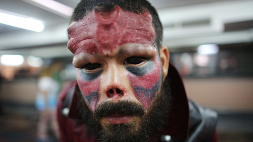"Captain America"-karaktären Red Skulls mest tydliga karaktärsdrag är att han saknar näsa. Så Henry tog kontakt med den avhoppade läkarstudenten Emilio Gonzalez som brinner för att tatuera och utföra extrema operationer. "Captain America"-karaktären Red Skulls mest tydliga karaktärsdrag är att han saknar näsa. Så Henry tog kontakt med den avhoppade läkarstudenten Emilio Gonzalez som brinner för att tatuera och utföra extrema operationer.
