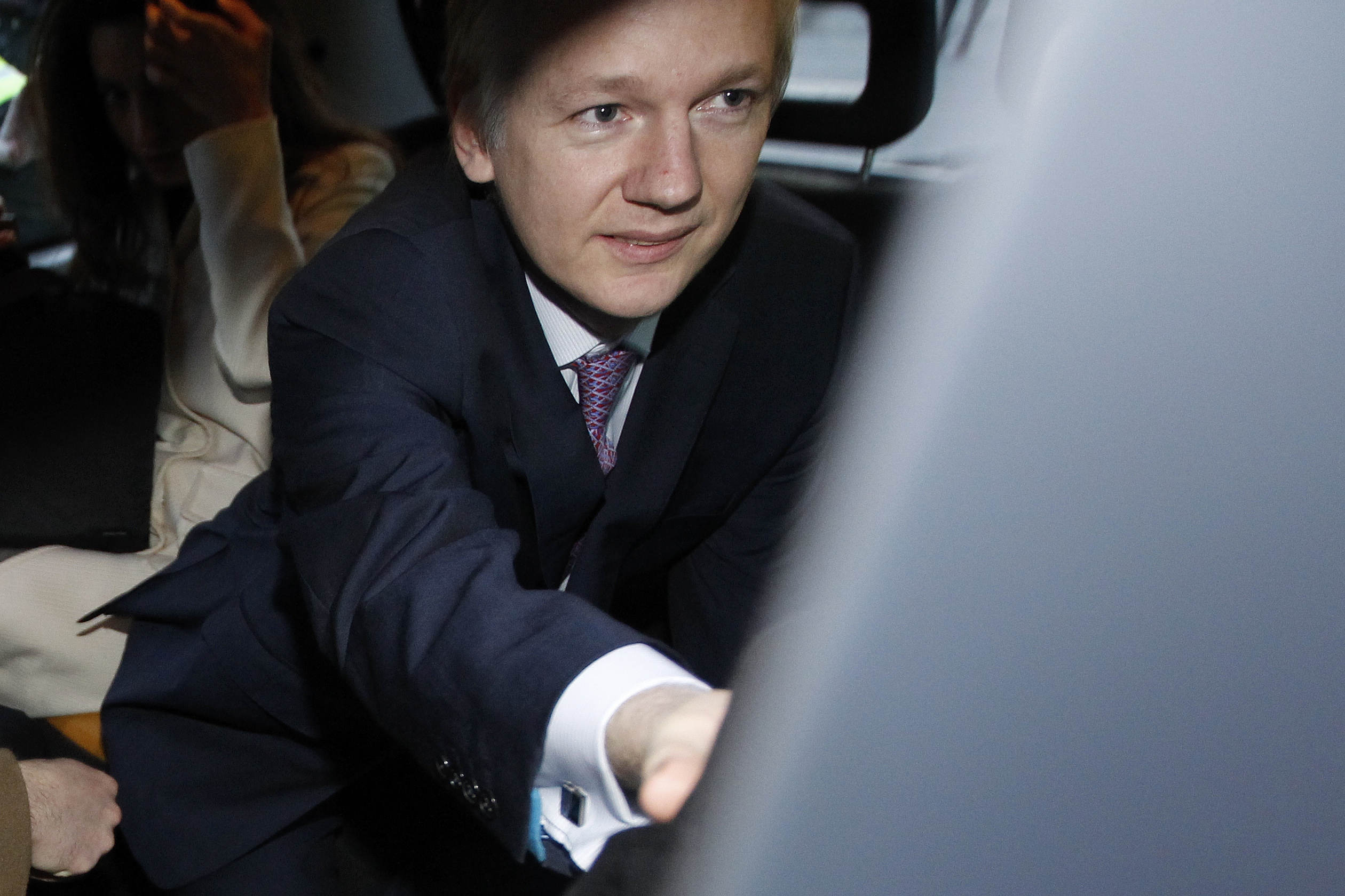 Alhem rådde Assange att åka till Sverige och "rentvå sitt namn". Men var också mycket kritisk mot...