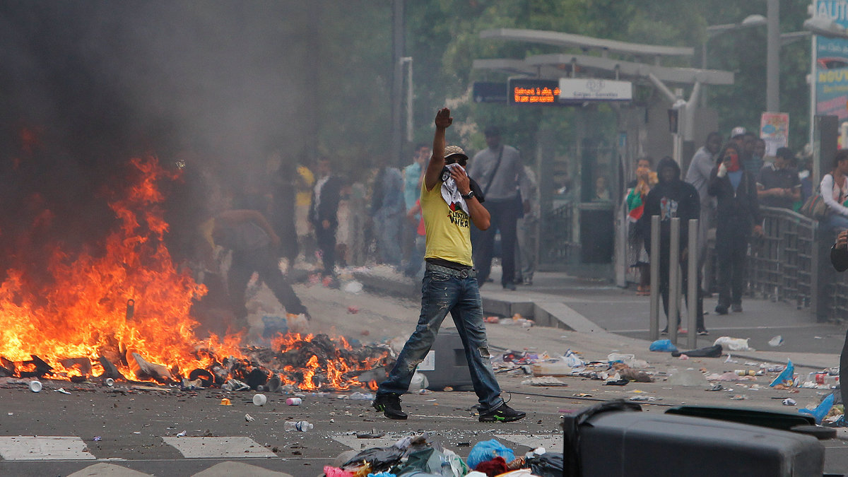 Demonstrationer mot Israel urartade i Paris. 