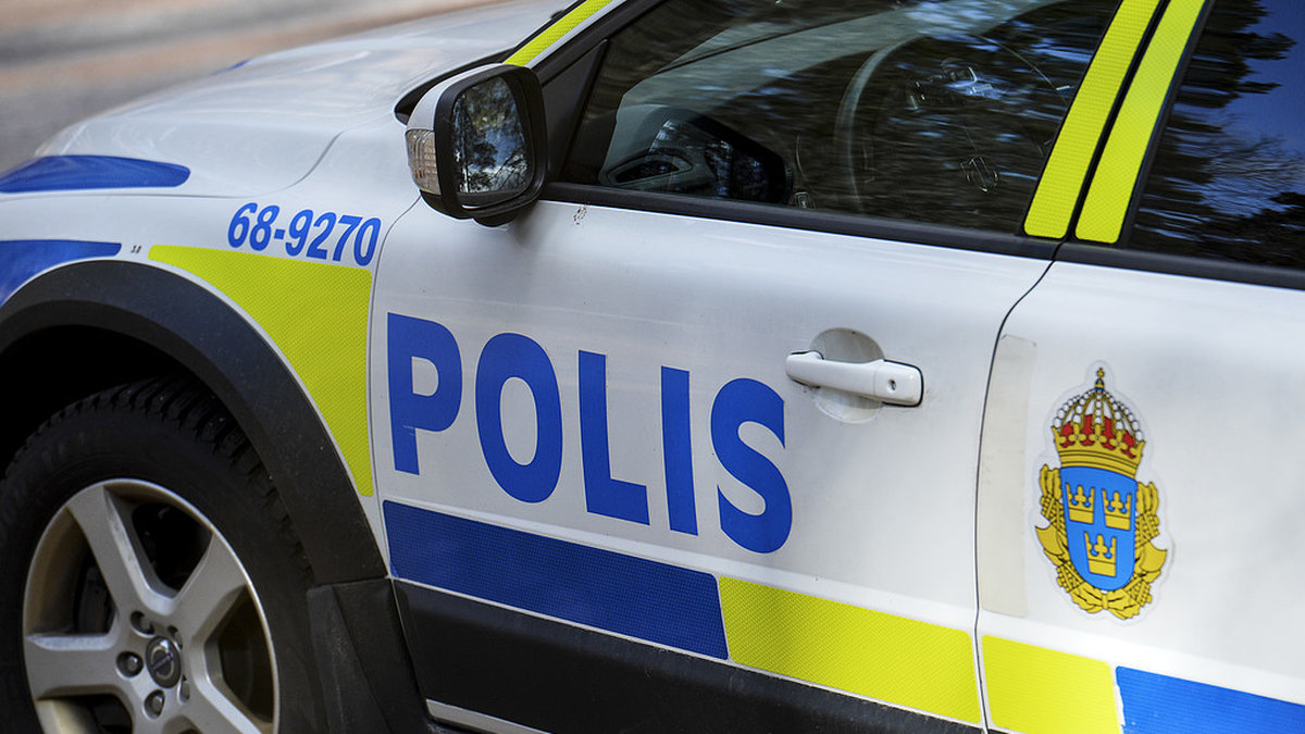 Kvinnan hittades utomhus i Nynäshamn. 