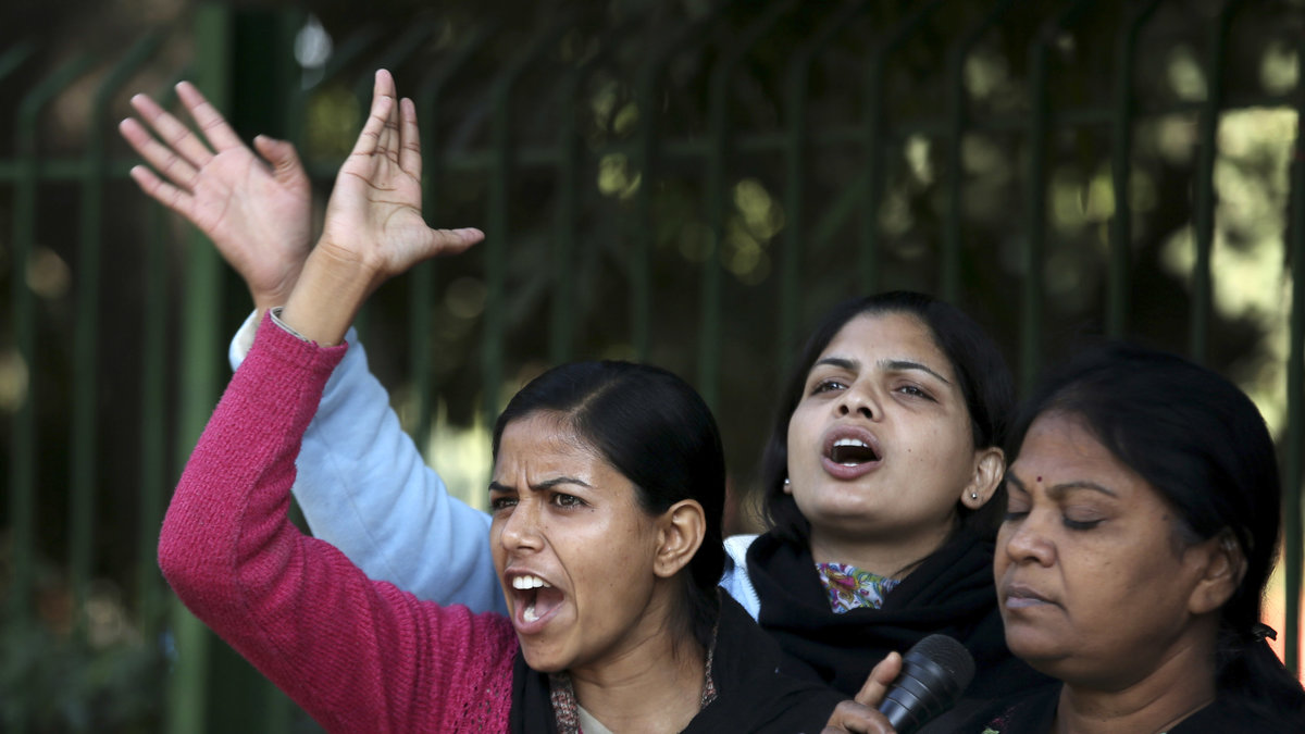 Upprörda kvinnor demonstrerar mot gruppvåldtäkterna...