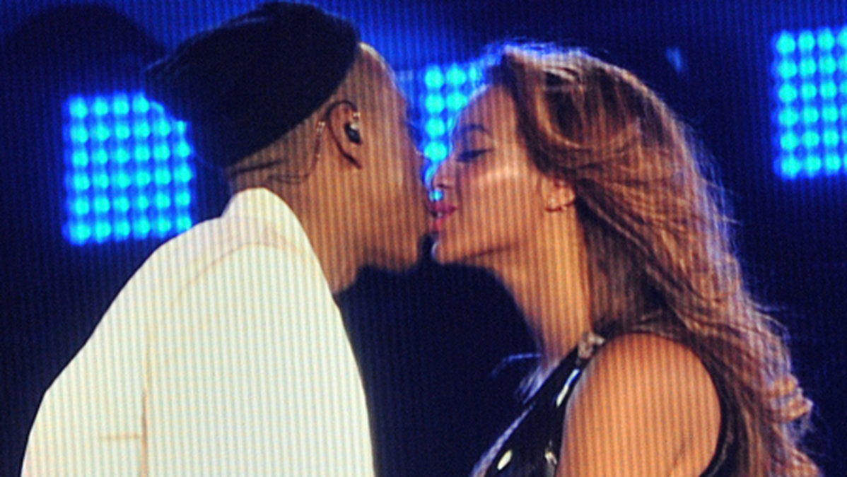 Beyoncé och Jay-Z uppträder på scen under sin turné "On the run" i Frankrike. 