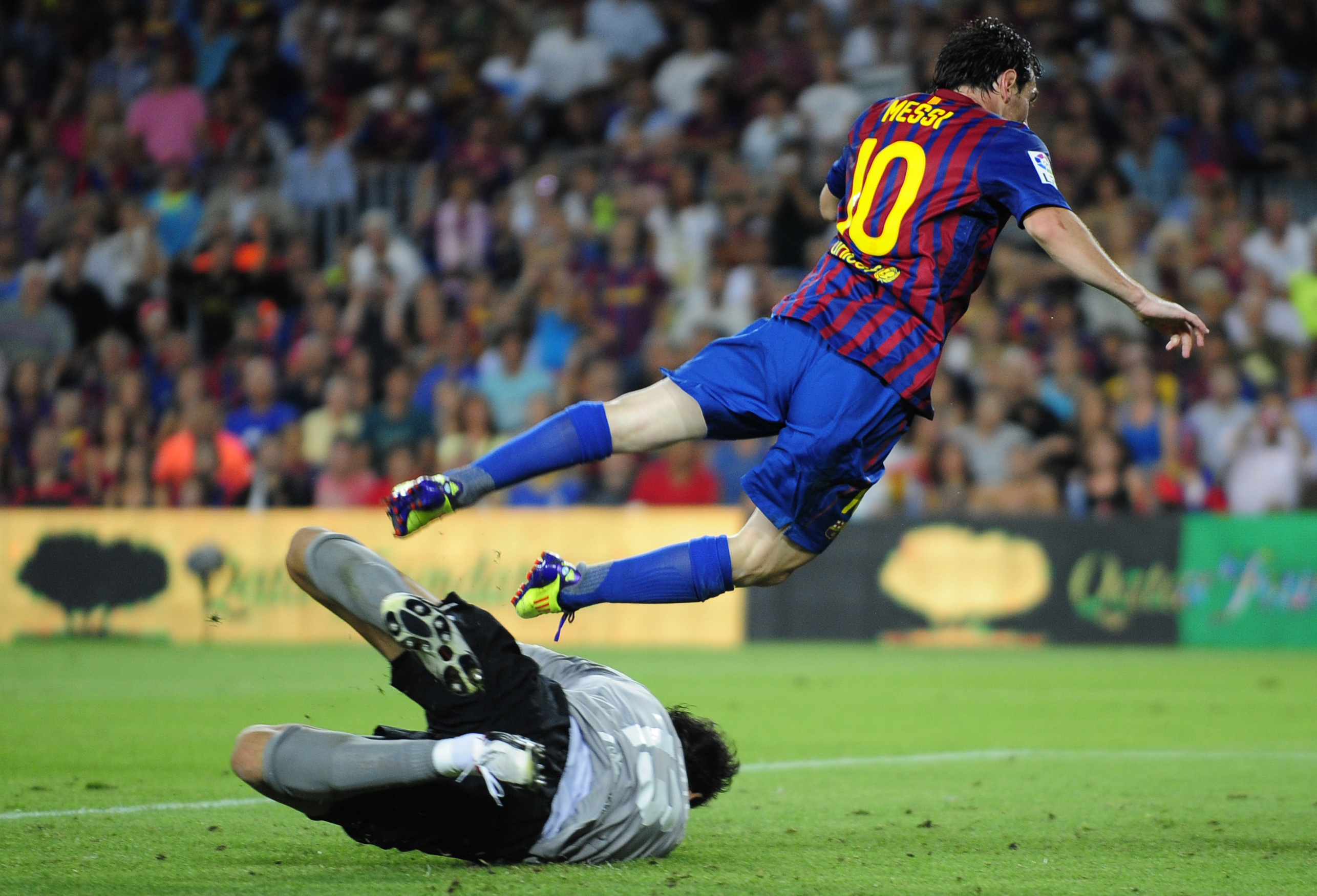 Messi må flyga över målvakten, men ni ska ha klart för er att bollen redan rullat över mållinjen - således ingen straff, utan i stället 5-0 till Barcelona.