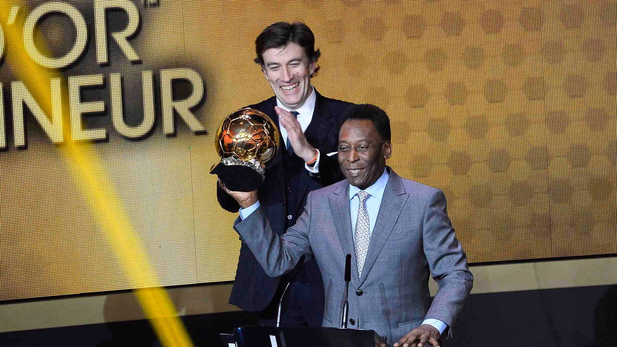 Pelé tilldelades en hedersguldboll på Fifa-galan i januari.