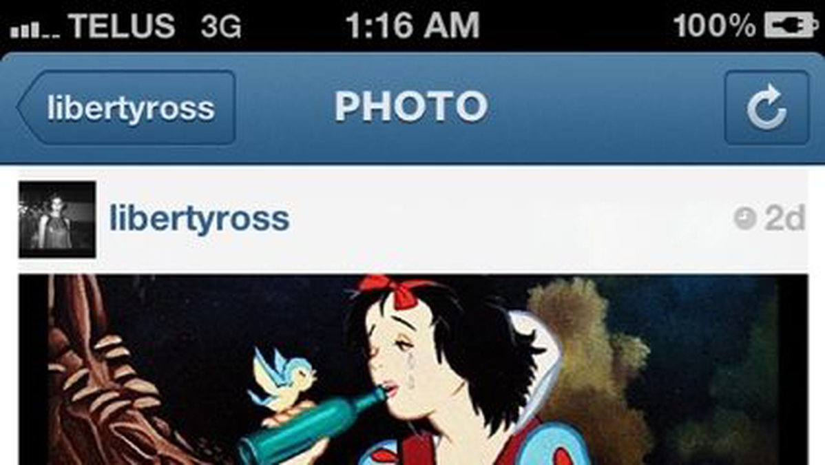 Liberty Ross la upp den här bilden på Instagram – på en supande snövit och skrev 