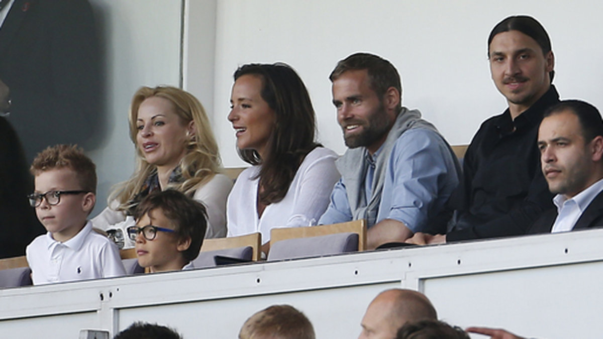 Dubbeldejt! Zlatan och Helena går på fotboll med Olof Mellberg och hans fru Carolina Kihl.