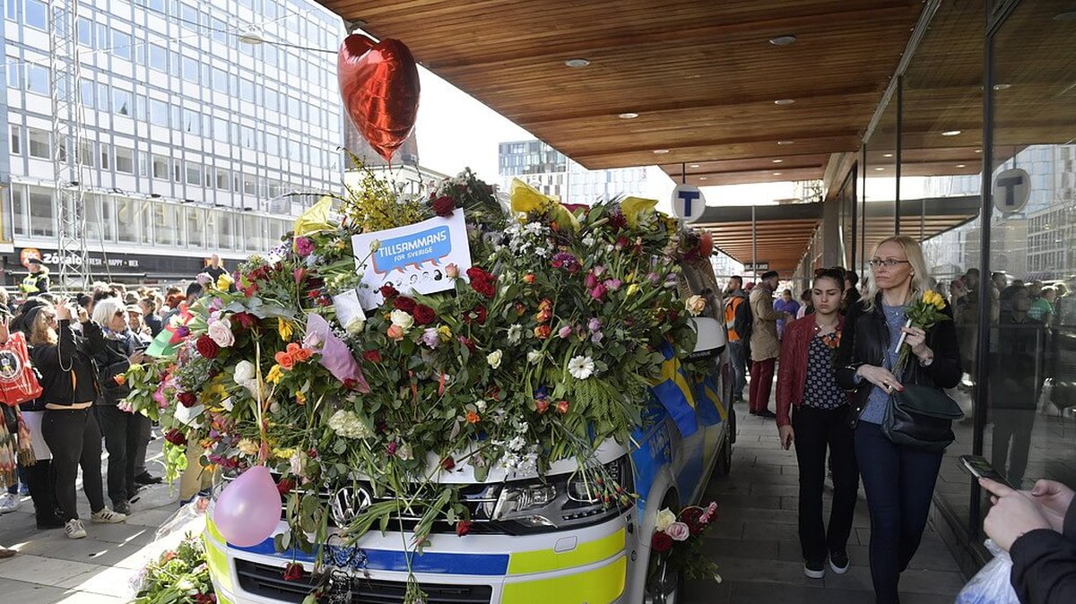 Många har lämnat blommor som en hyllning till offren och deras anhöriga samt till polisen.