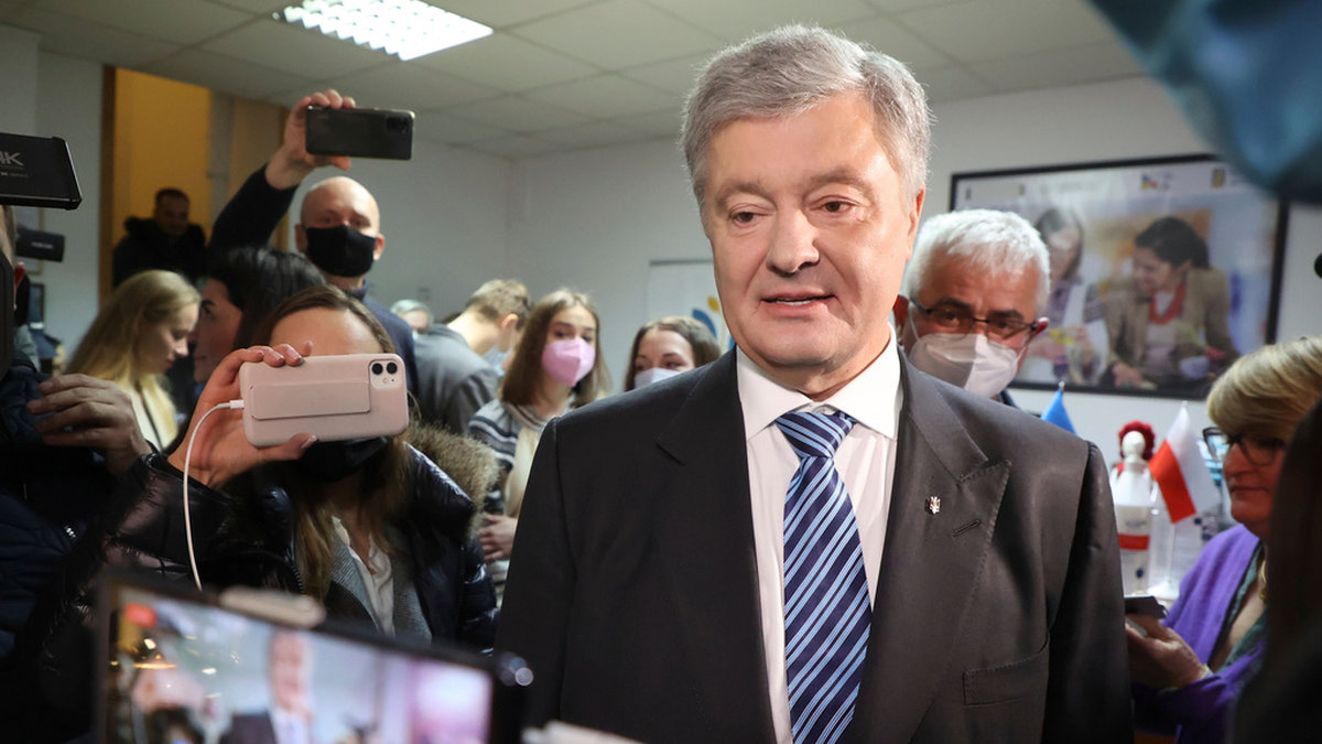 Ukrainas tidigare president Petro Porosjenko säger på presskonferensen att han inte oroar sig för att gripas när han återvänder på måndag.