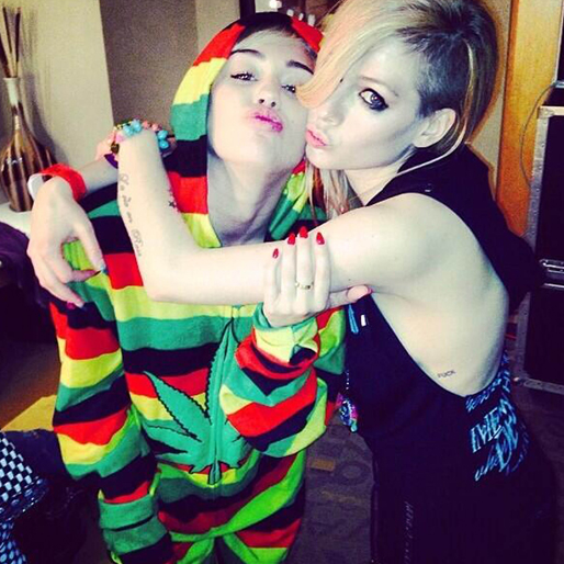 Miley Cyrus hänger med Avril Lavigne. Miley Cyrus hänger med Avril Lavigne.