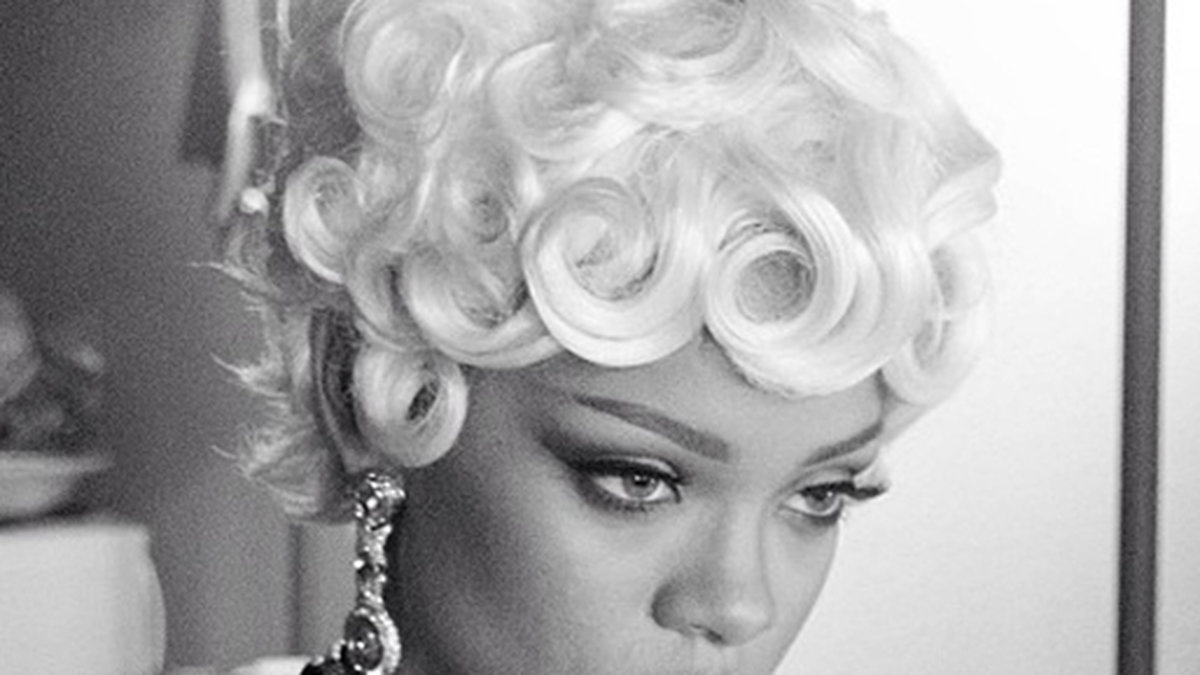 Rihanna tar det lugnt mellan tagningarna. 