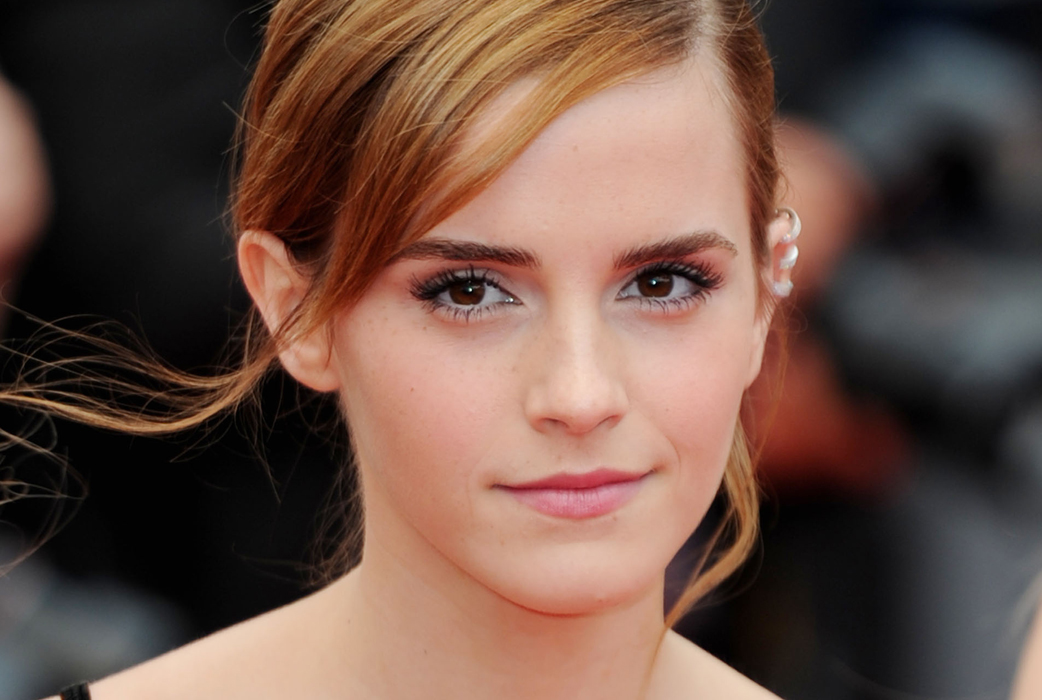 För att dölja ojämnheter och mörka ringar använder Emma Watson concealern Dior skinflash radiance booster.