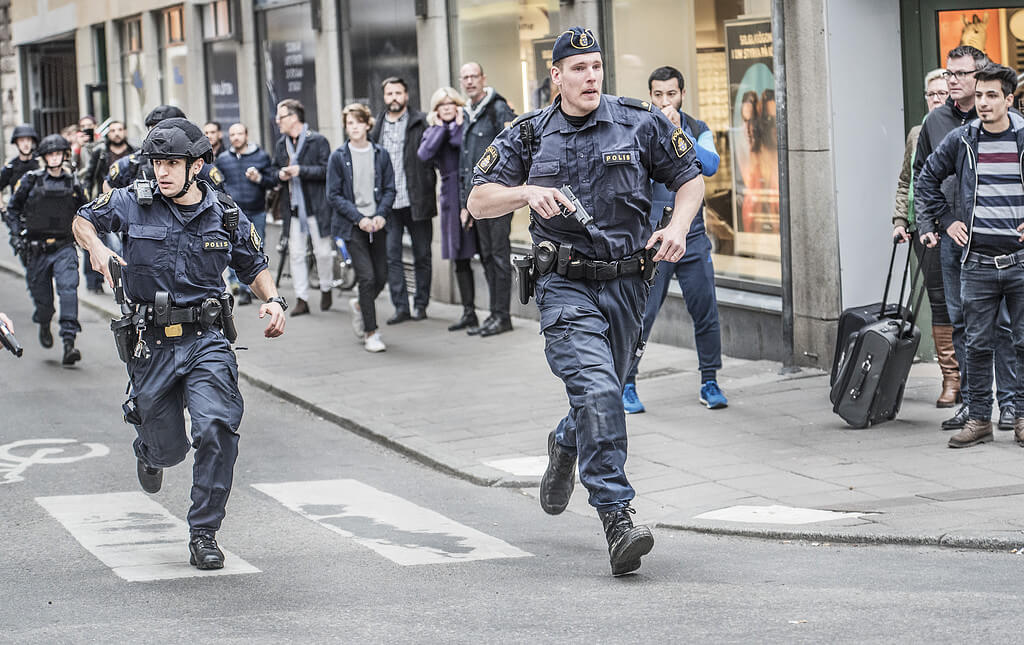 Polisen var snabbt på plats när en lastbil rusat fram på Drottninggatan och kraschat in i Åhléns. Polisen var snabbt på plats när en lastbil rusat fram på Drottninggatan och kraschat in i Åhléns.