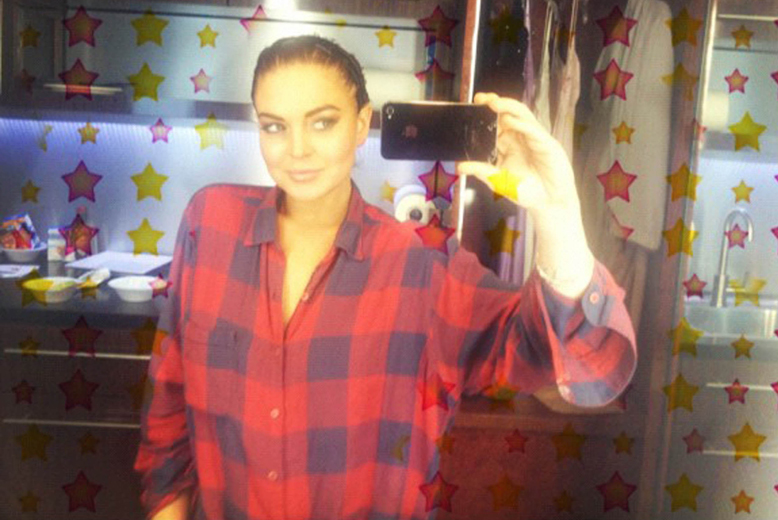 Lindsay Lohan ska snart dra på sig peruken för att förvandlas till Elizabeth Taylor, fram till dess har hon klätt ut sig till en skogshuggarpappa. Lindsay Lohan ska snart dra på sig peruken för att förvandlas till Elizabeth Taylor, fram till dess har hon klätt ut sig till en skogshuggarpappa.