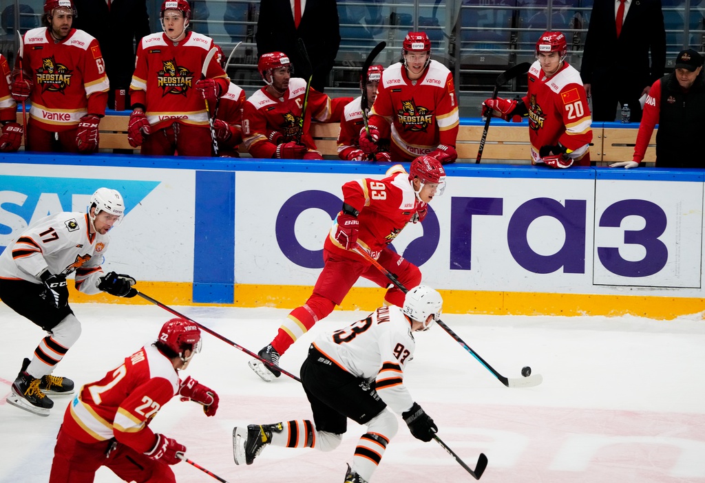 USA och Kanada uppmanar alla sina medborgare, däribland de hockeyspelare som finns i KHL, att lämna Ryssland.