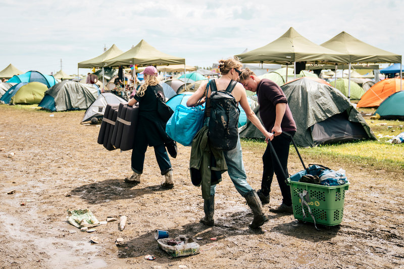 Festivalgäster på väg hem från Roskilde på lördagen.