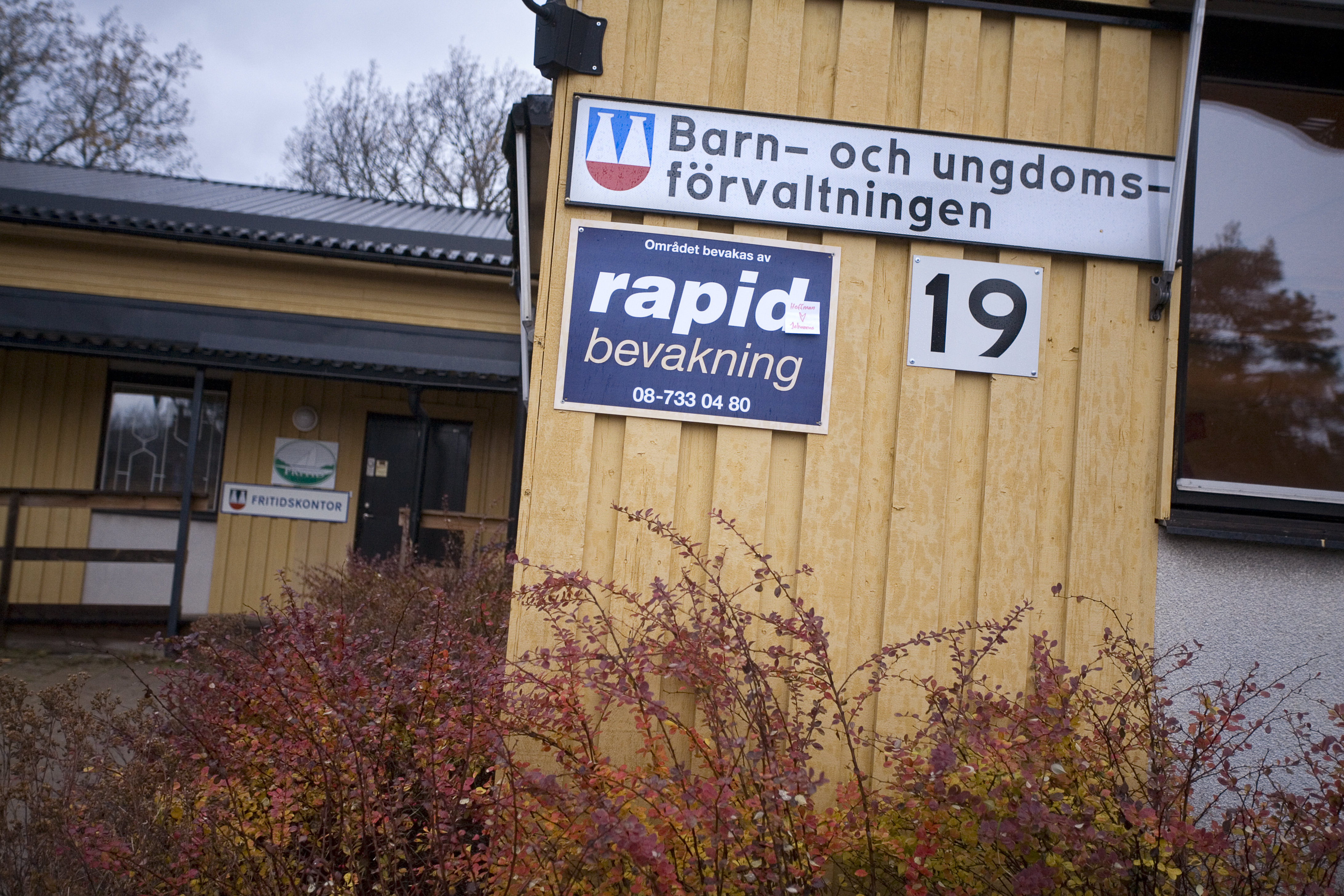 På vissa håll - som här i Värmdö kommun - har socialtjänsten tvingats stänga på grund av hotbilden.