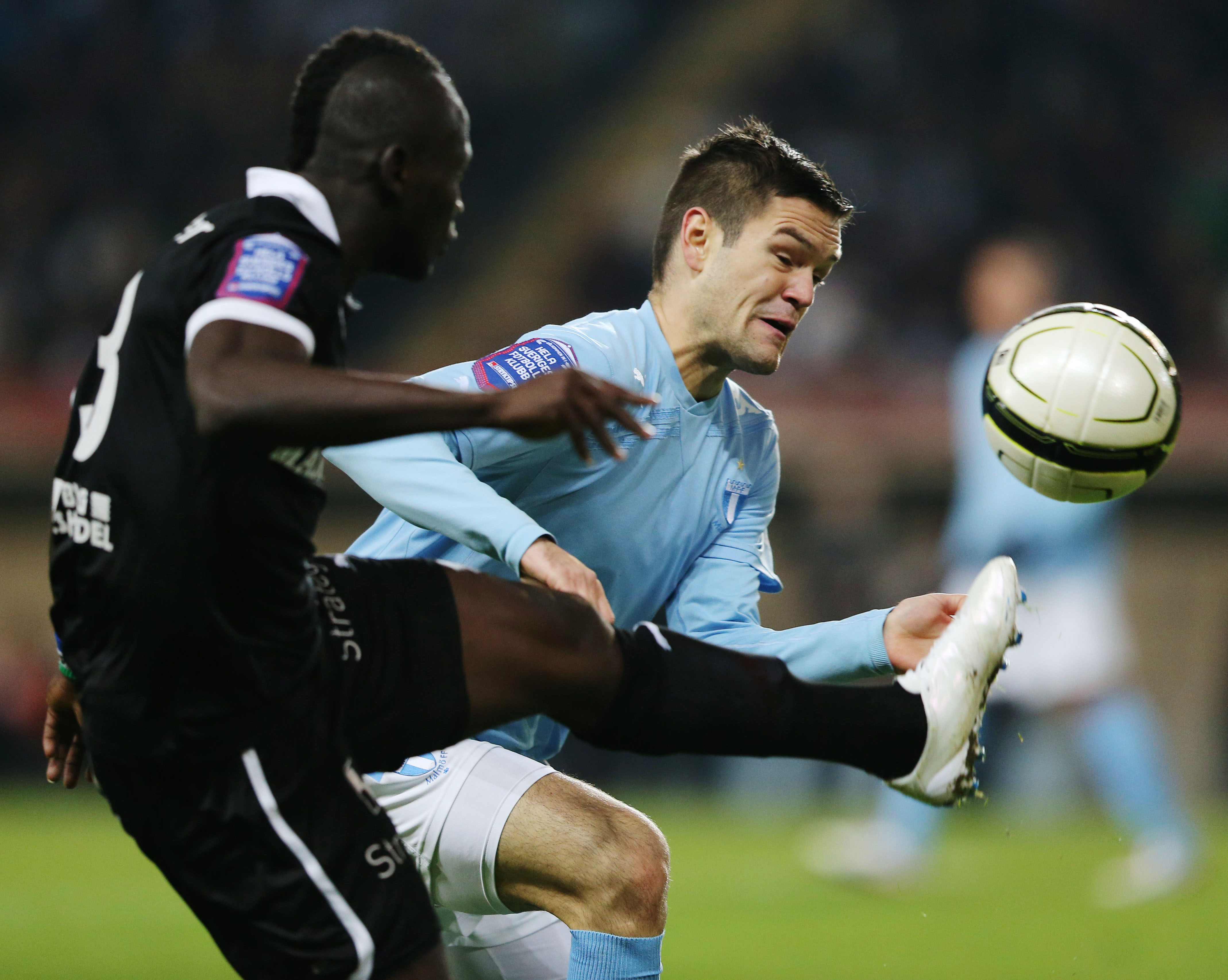Ivo Pekalskis Malmö lyckades inte besegra Alhassan Kamaras Örebro. Ivo Pekalskis Malmö lyckades inte besegra Alhassan Kamaras Örebro.
