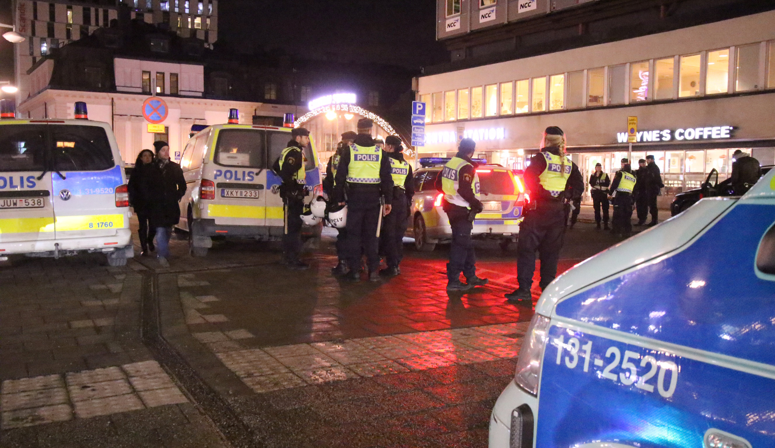 Mycket poliser i centrala Stockholm. Mycket poliser i centrala Stockholm.