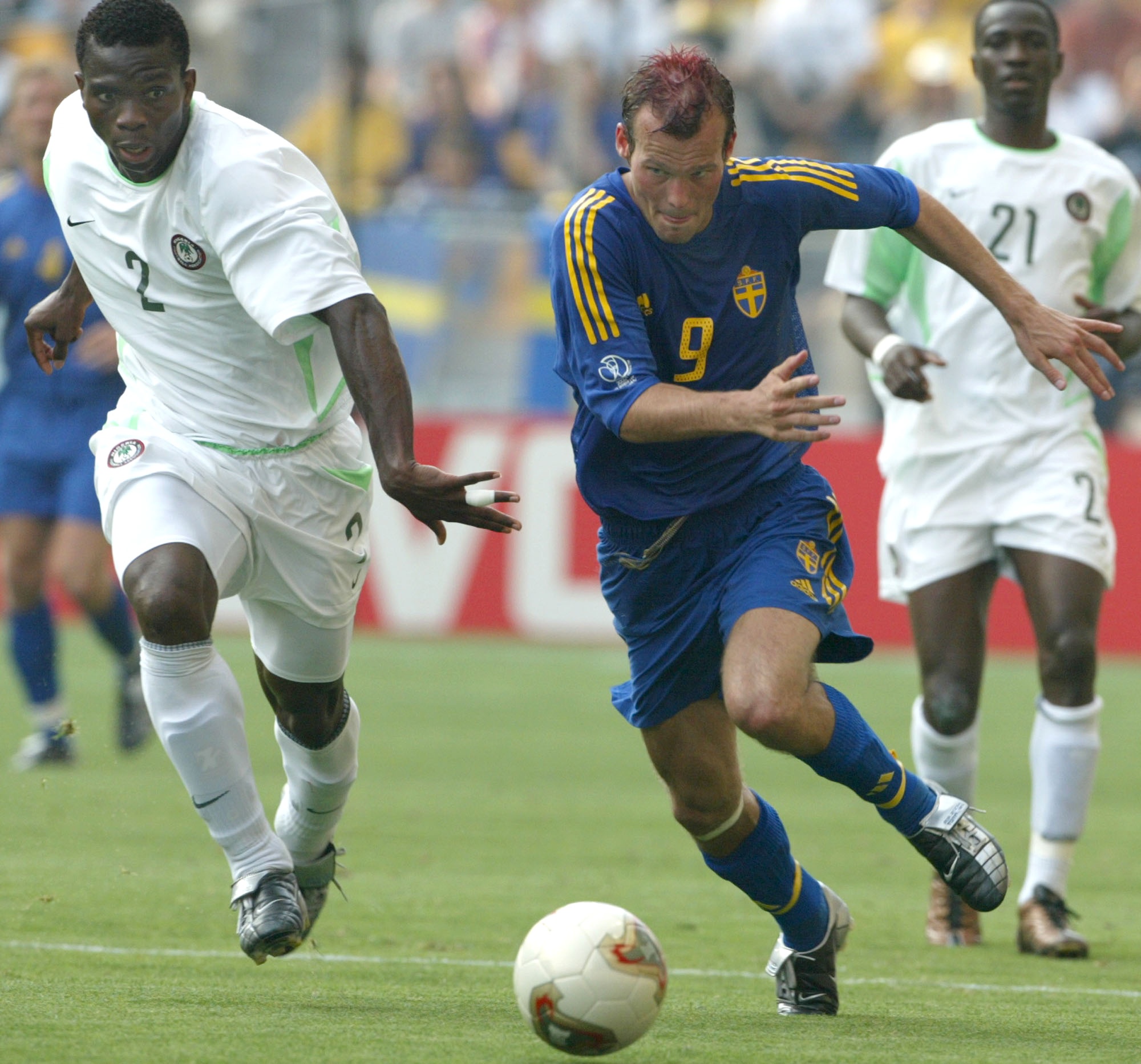 Ljungberg i aktion mot Nigeria under fotbolls-VM 2002. Ljungberg i aktion mot Nigeria under fotbolls-VM 2002.