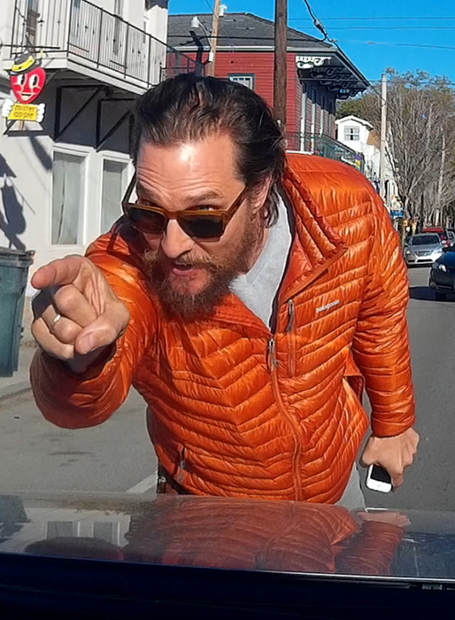 Matthew McConaughey lackar ur på paparazzifotograferna. Matthew McConaughey lackar ur på paparazzifotograferna.