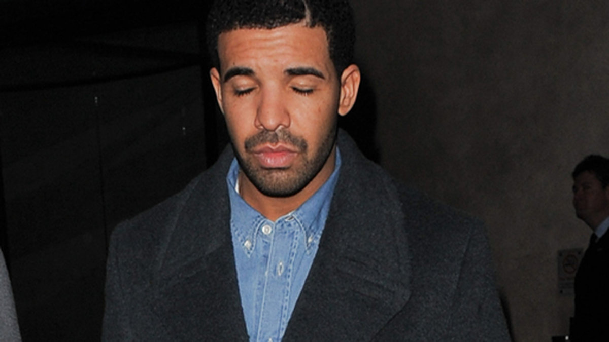 Drake ser trött ut efter en dejt med Rihanna på Nobu i London.