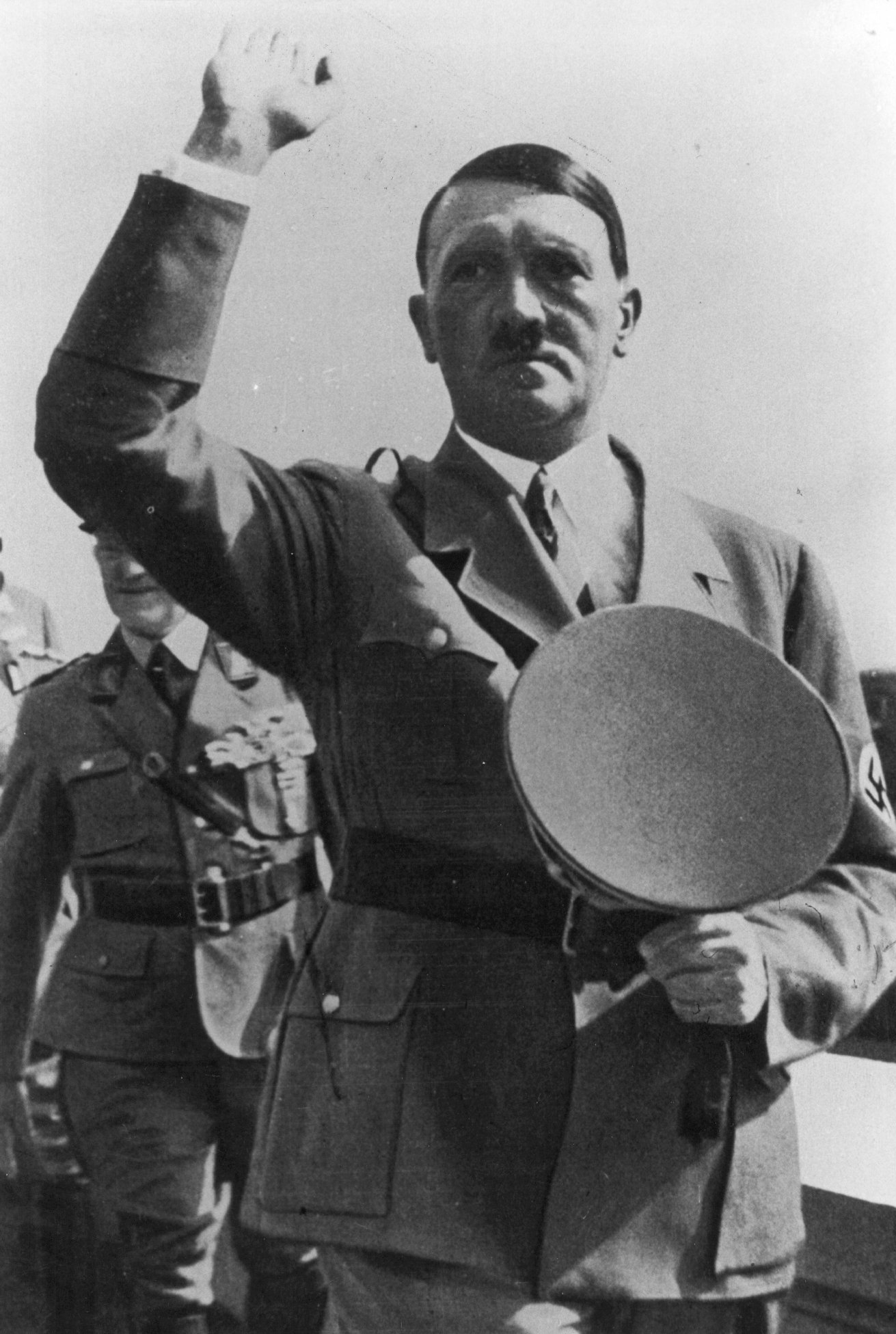 Adolf Hitler gör heil-hälsning. 