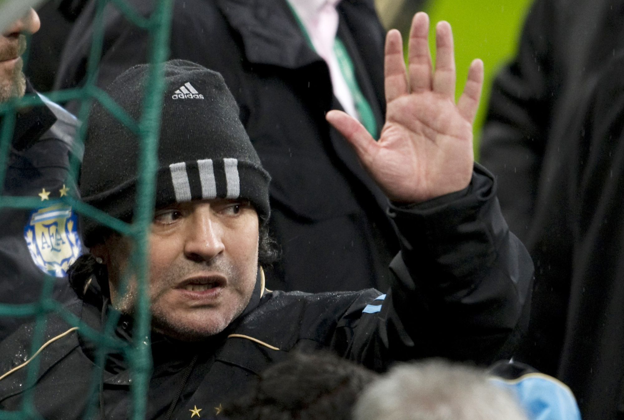 Maradona vill ställa upp med VM:s hårdaste försvar. 