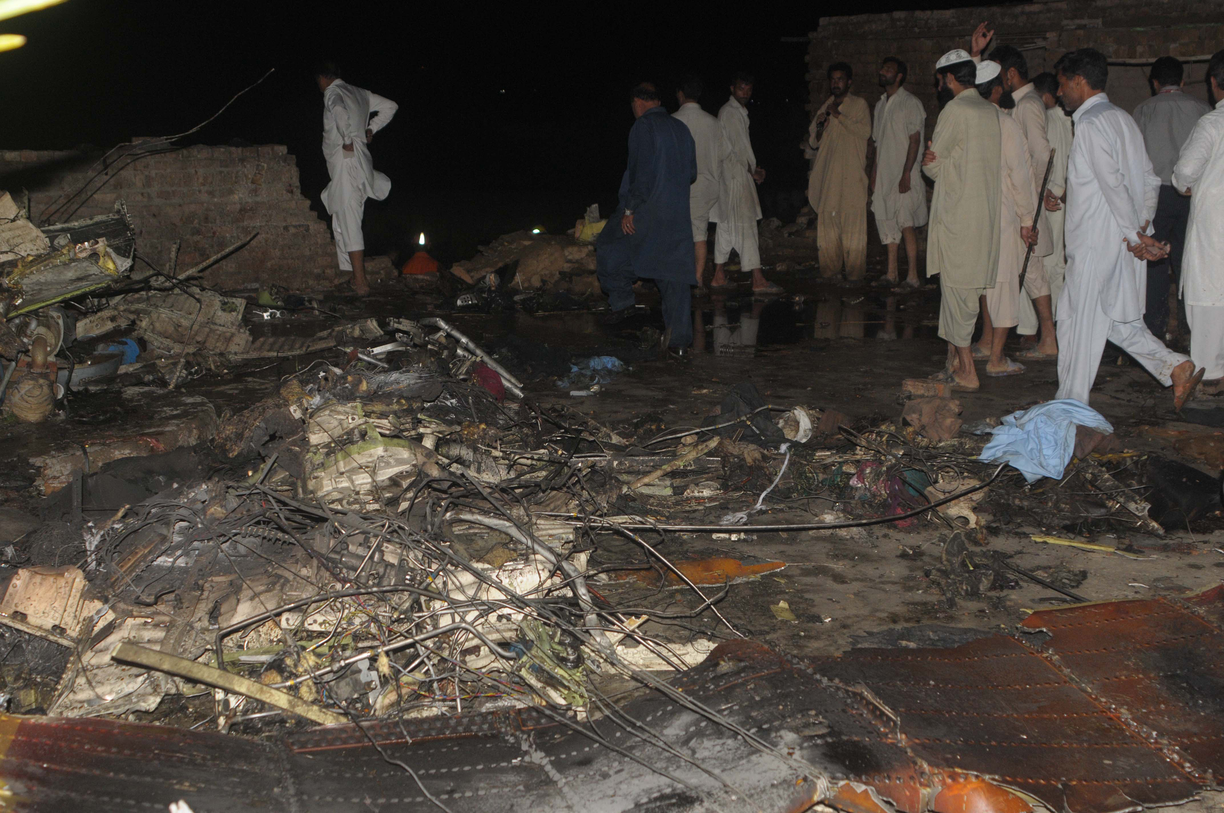 Det planet var också på väg från Karachi och kraschade i en bergstopp i huvudstaden Islamabad. Det planet var också på väg från Karachi och kraschade i en bergstopp i huvudstaden Islamabad.