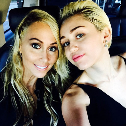 Miley med sin mamma på Grammygalan. Miley med sin mamma på Grammygalan.