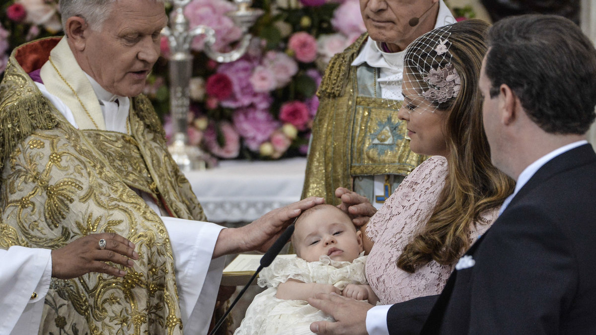 Ärkebiskop Anders Wejryd döper prinsessan Leonore.