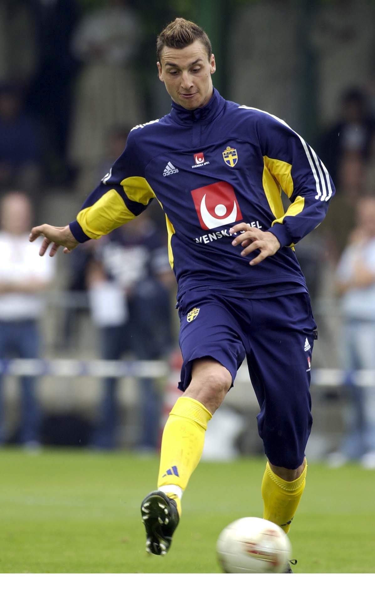 Zlatan gör sin debut för landslaget den 31 januari 2001, då Sverige möter Färöarna.