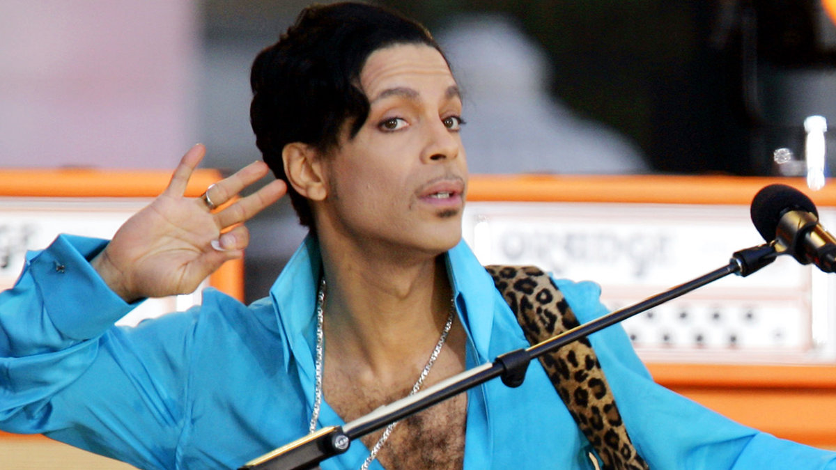 6 (12) Prince
I låten "Dead on it" så dissar Prince tondöva sångare. Men själv har han inte direkt rent hus. Under det tidiga 1990-talet släppte han "My name is Prince", "Days of wild", och några låtar till som inte riktigt höll måttet. Eller vad sägs om texten "My Name Is Prince, and I am funk, When it come to funk, I am a junkie. Okay, but when it comes to rap, you are a flunky."