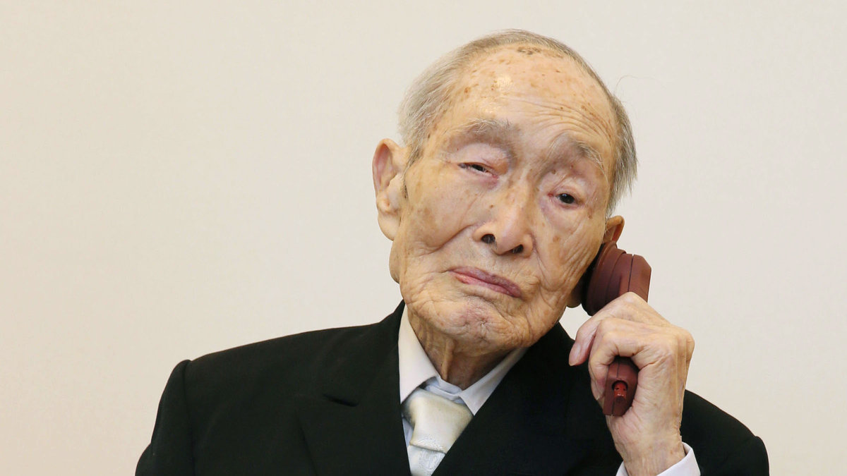111-årige Sakari Momoi tog i augusti i år emot diplom av Guinness Rekordbok för att vara världens äldsta nu levande man.