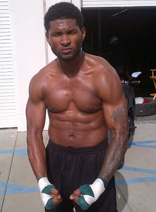 Någon som tränar hårt och gärna visar upp resultatet är Usher. 