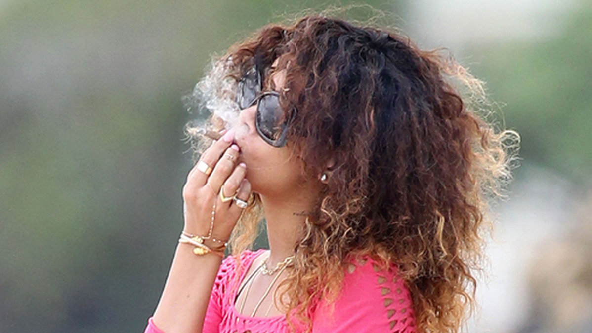 Rihanna röker en joint på Barbados. 