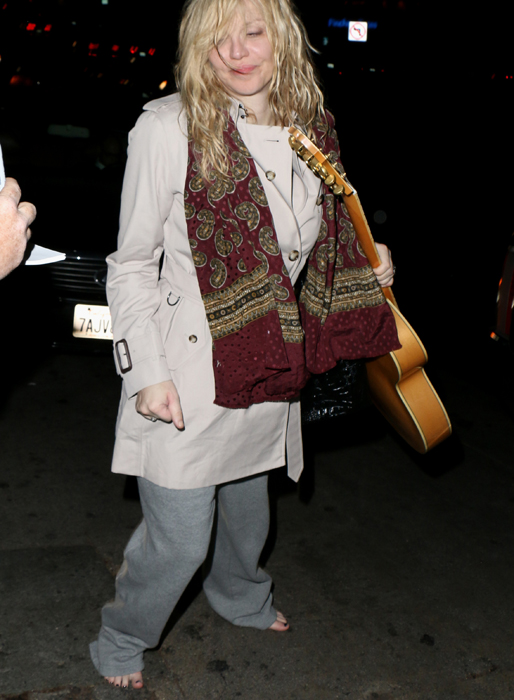 Courtney Love skippade skorna när hon lämnade Chateau Marmont, och tog med sin en gitarr in. Courtney Love skippade skorna när hon lämnade Chateau Marmont, och tog med sin en gitarr in.
