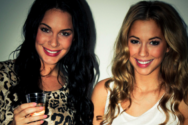 Tyra Sjöstedt och Kenza Zouiten. Tyra Sjöstedt och Kenza Zouiten.