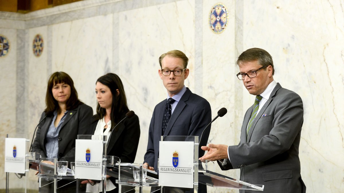 Presentation av överenskommelse för vård till papperslösa. Romson, Maria Ferm (MP), Tobias Billström (migrationsminister, M) och Göran Hägglund (socialminister, KD).