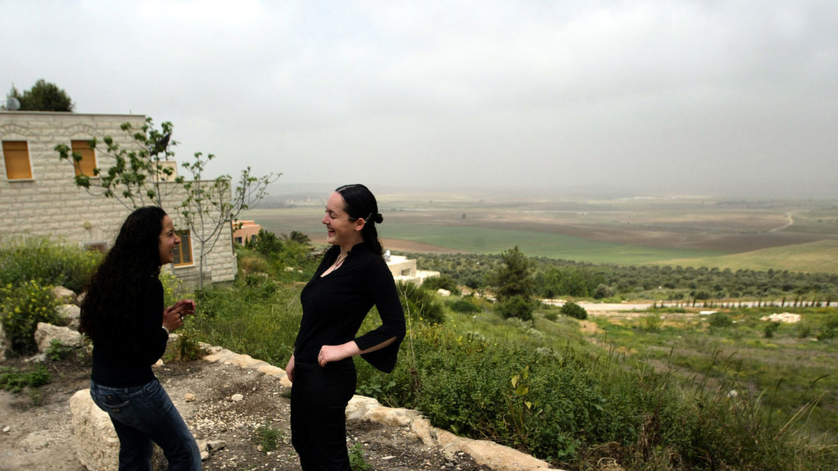 Grannar och bästisar. Judiska Adi Frish och muslimska Laila Najjar, fotograferade i 'fredsbyn' Neve Shalom/Wahat al-Salam. Bilden är från 2004. Arkivbild.