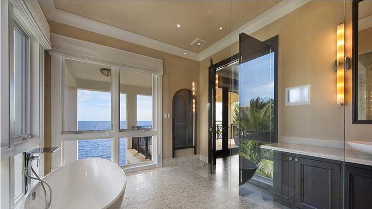 Badrummet med stora fönster för att kunna kika ut över Biscayne Bay.