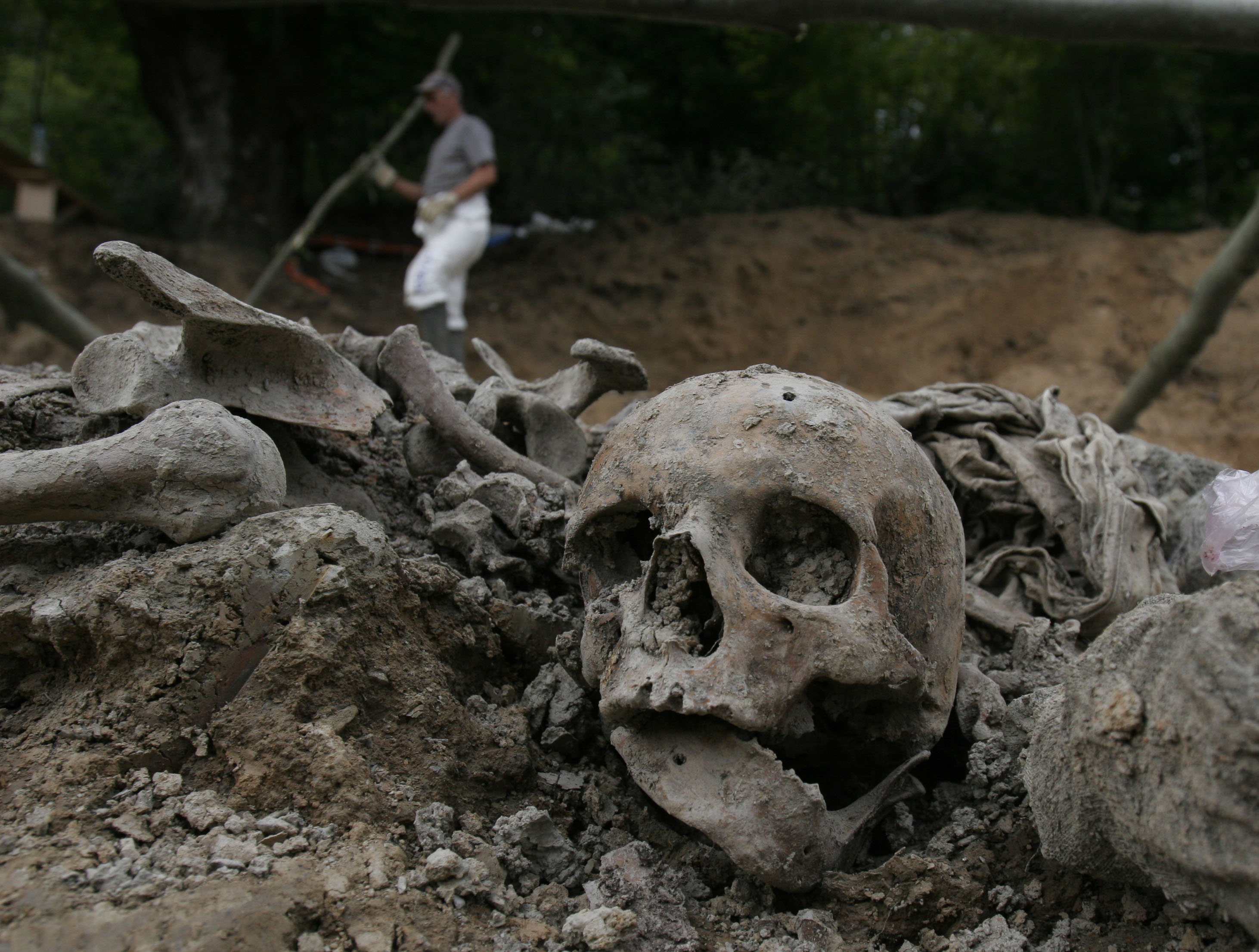 Totalt krävde kriget i Jugoslavien mer än 130 000 dödsoffer. Ratko Mladic står anklagad som hjärnan bakom massakern i Srebrenica.