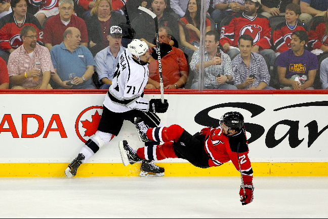 Här är det Jordan Nolan som ger Devils Marek Zidlicky en åktur. Här är det Jordan Nolan som ger Devils Marek Zidlicky en åktur.