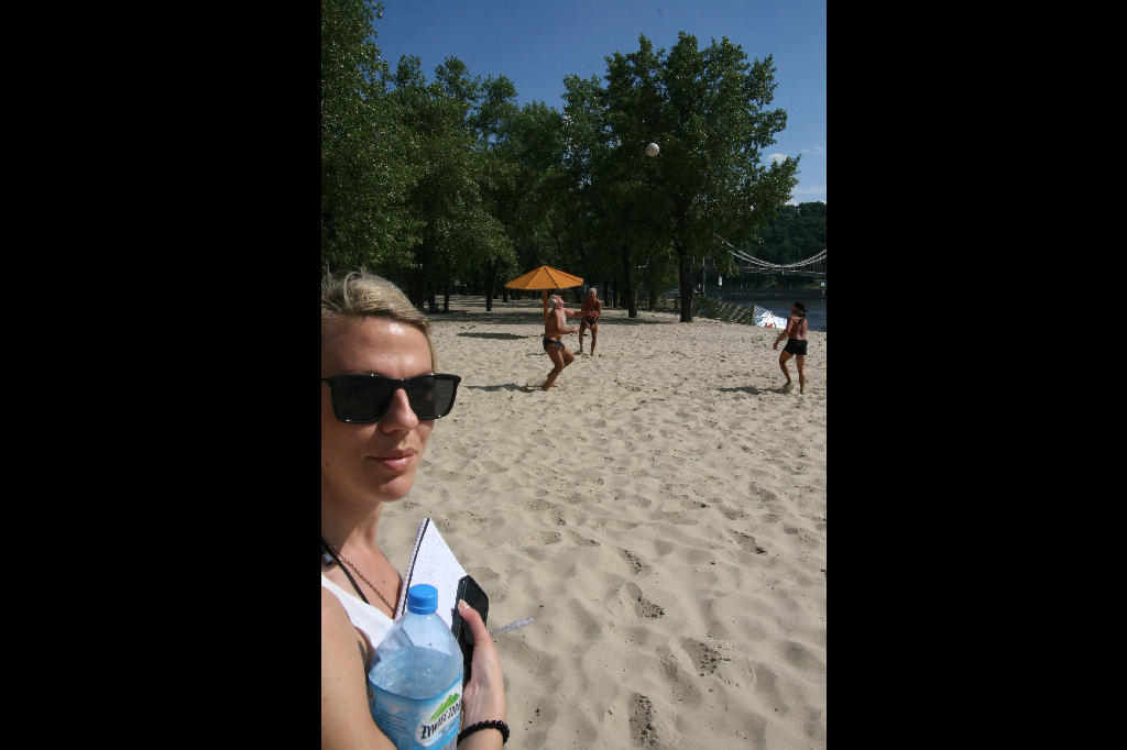 Det finns en bred sandstrand som hittills är välstädad. Några ukrainare tar sista tillfället i akt att sola
och spela beach volley. Stor varning för glasskärvor, ståltrådar och annat farligt. Att bli av med en
tå eller två lär man få räkna med.