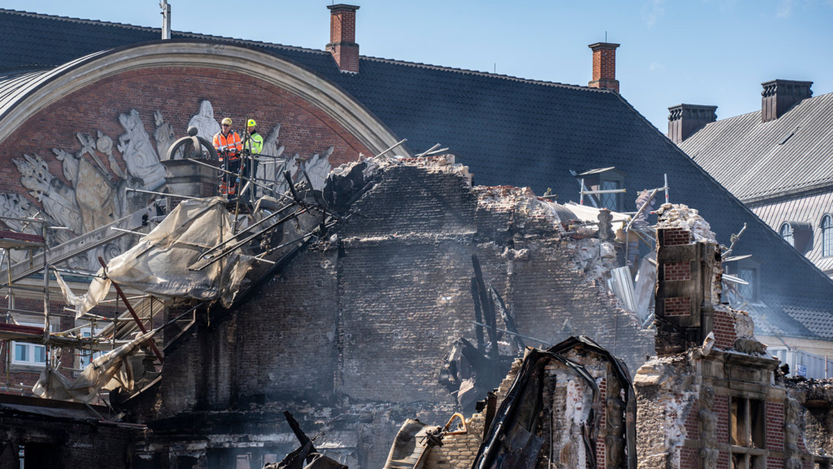 Stora delar av Børsen i Köpenhamn förstördes i en brand i tisdags.
