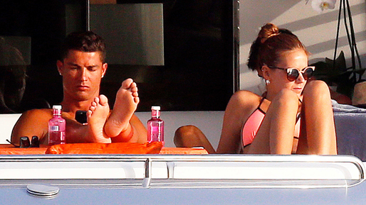 Ronaldo blippar lite på mobilen.