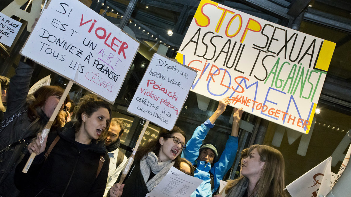En fransk feministgrupp protesterar mot Roman Polanski utanför franska filminstitutet La Cinematheque Francaise i Paris 2017. På en av skyltarna står det 'Om våldtäkt är en konst borde Polanski få alla César'. Arkivbild.