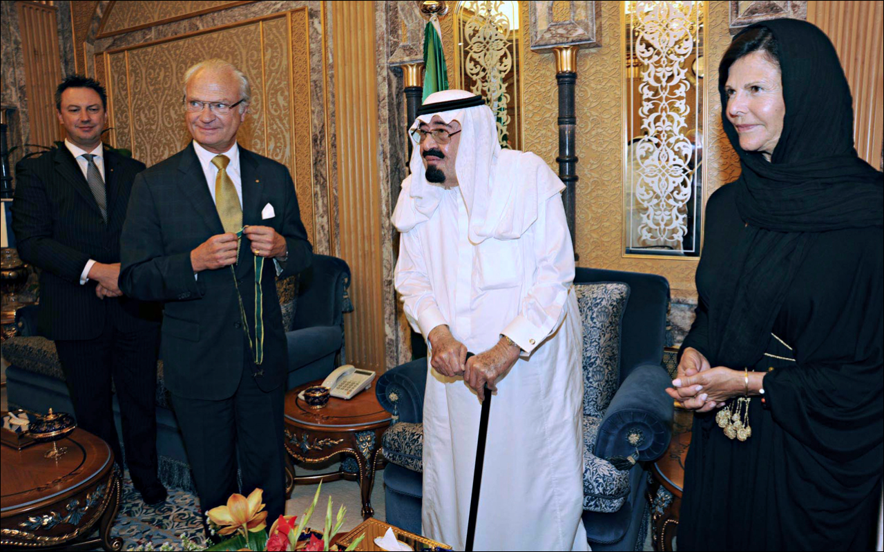 Den svenske kungen delar ut en Bronsvargenmedalj till den saudiske kungen vars land är en av världens hårdaste diktaturer där kvinnor diskrimineras och har väldigt få rättigheter. Även drottningen var på plats den 30 september 2011.