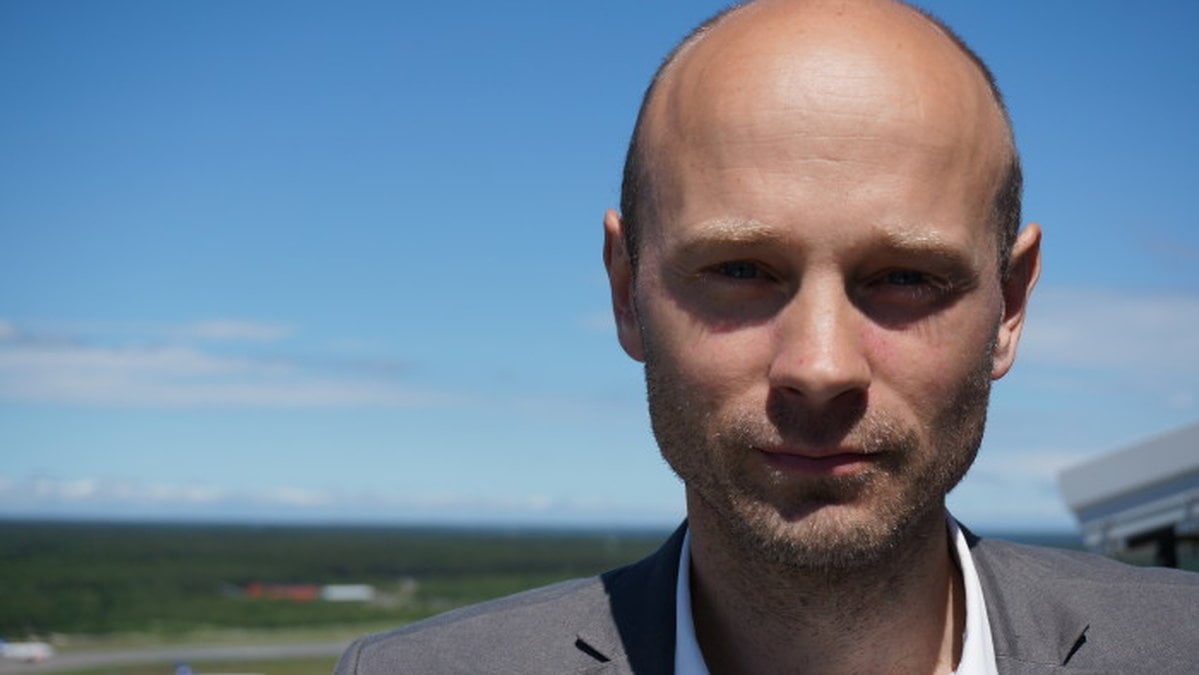 Klas Nilsson, presschef vid flygplatskoncern Swedavia, bekräftar att ett plan är kvarhållet.