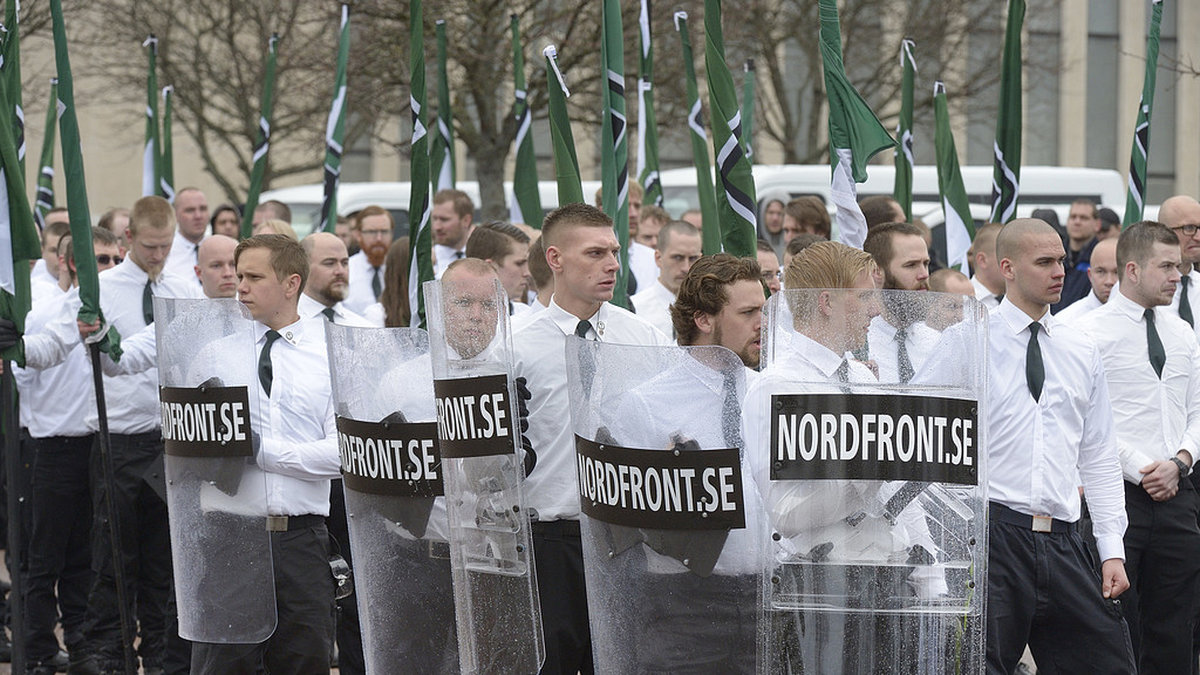 Medlemmar ur nationalsocialistiska Nordfront demonstrerar under första maj i Borlänge.