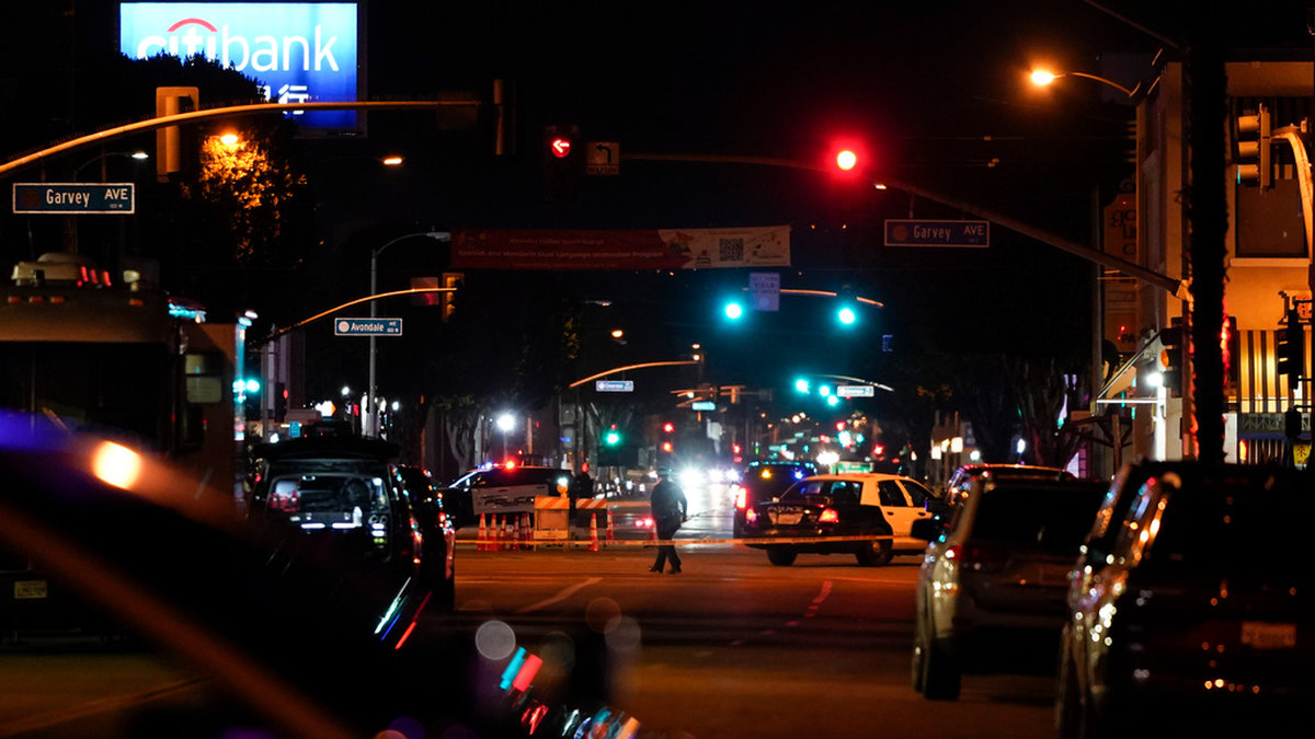 Polisen på plats vid Garvey Avenue i Monterey Park utanför Los Angeles efter larm om att flera människor skjutits.